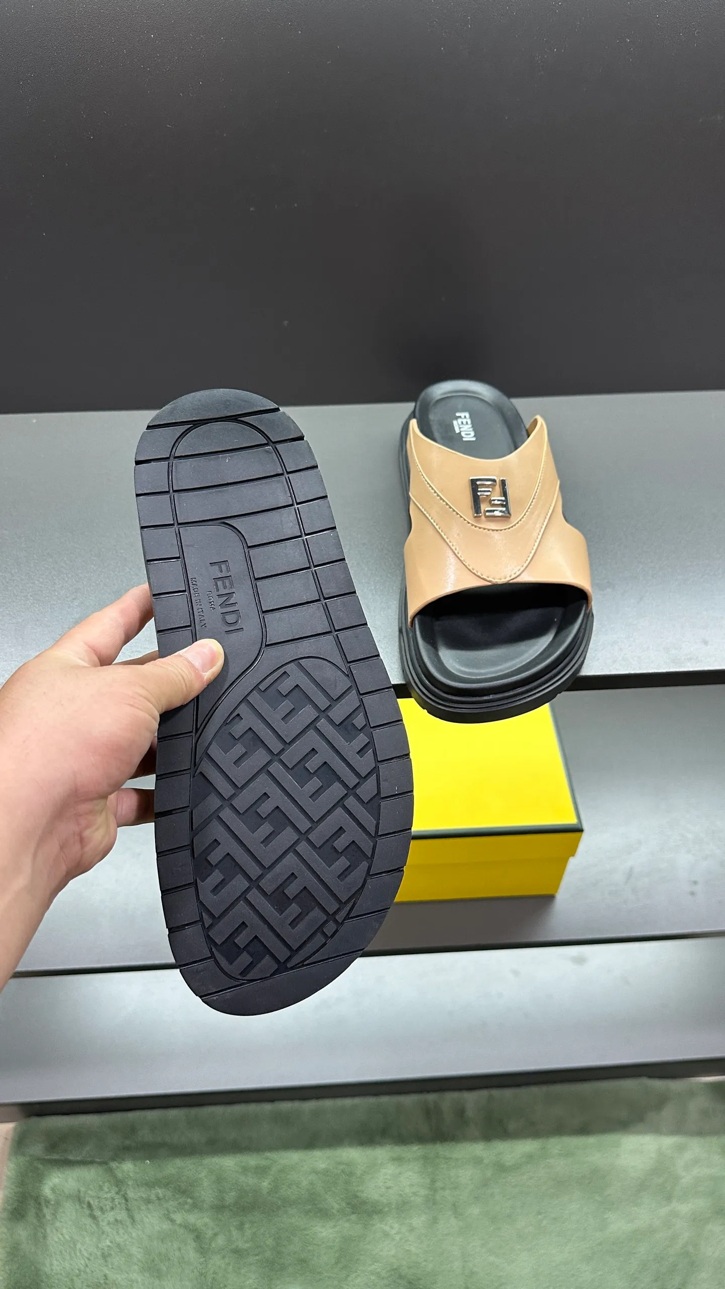 P300 [Fendi Slippers] High-end men's shoes brand, official website 1:1 latest masterpiece: original mold customization, fabrics made of imported original materials, upgraded outsole, lighter and non-slip. The market's top quality, simple yet tasteful, a must-have for fashionistas, fashionable at your feet, full of confidence, the same style at the counter 👍The season of summer slippers is here. Code: 38-45, 46 order